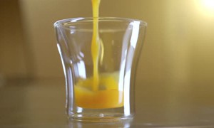 饮料特写液体果汁饮料黄色橙色视频素材