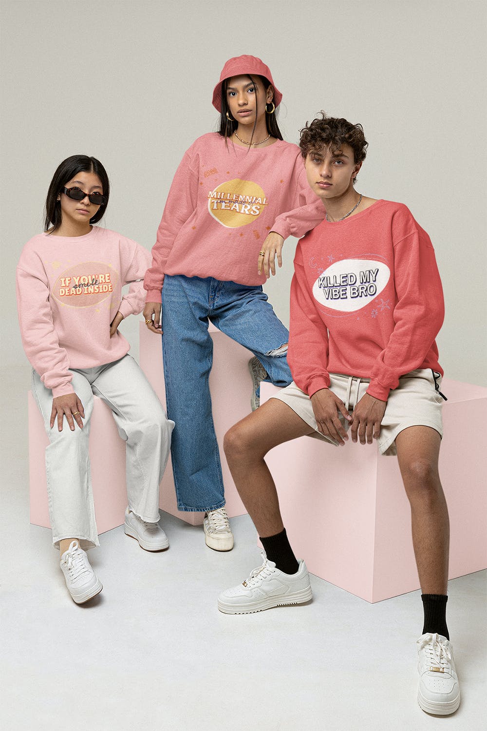 真人模特卫衣服装展示样机图 Mockup Featuring Two Women and a Man 样机素材 第2张