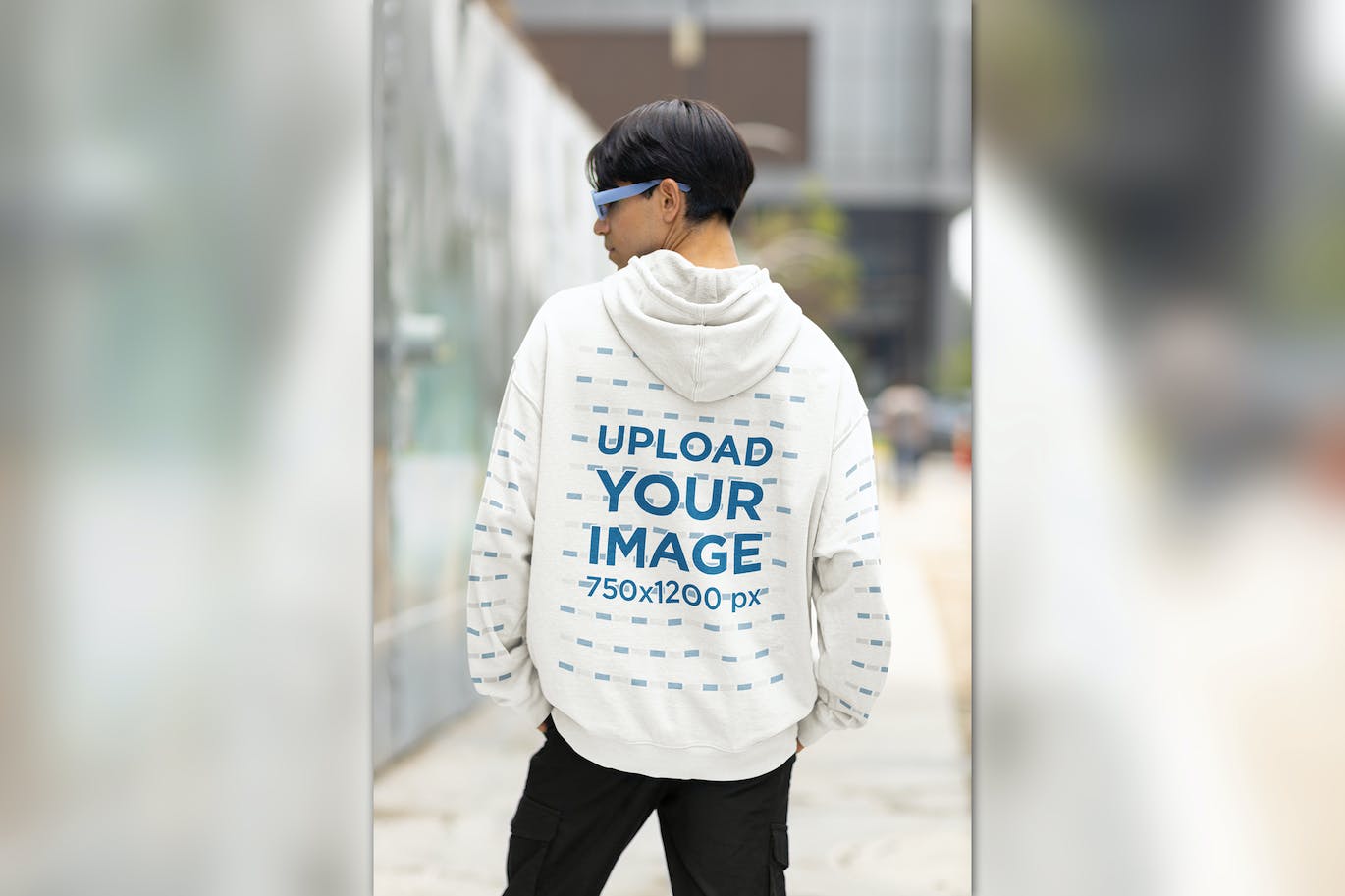 背面视图连帽衫实景展示样机图 Back-View Hoodie Mockup Featuring a Man 样机素材 第1张