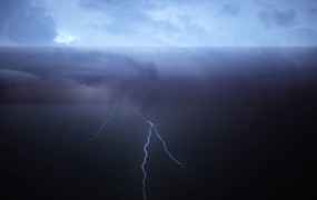 Artlist 30+夏季闪电雷雨风暴天气天空乌云自然元素实拍视频素材 Lightning Storm